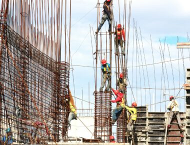 Giải Pháp Thiết Kế Nhà Xưởng Vượt Nhịp Lớn 40m – 60m Không Cột Giữa: Khung Tiền Chế Hay Giàn Không Gian?