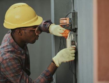 Lựa Chọn Vật Liệu Bao Che Nhà Xưởng: Tôn Xốp Cách Nhiệt, Panel EPS Hay Panel Rockwool Chống Cháy?